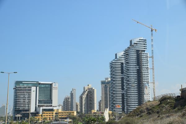 בניינים גבוהים בשכונת נוף הטיילת נתניה